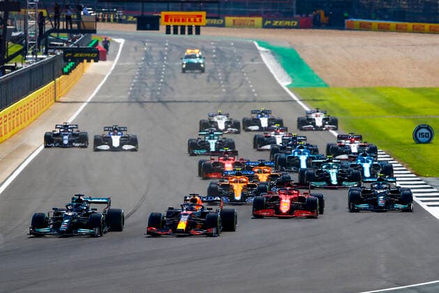 Start of the race, 33 VERSTAPPEN Max (nld), Red Bull Racing Honda RB16B, 44 HAMILTON Lewis (gbr), Mercedes AMG F1 GP W12 E Performance, action during the Formula 1 Pirelli British Grand Prix 2021, 10th round of the 2021 FIA Formula One World Championship, WM, Weltmeisterschaft from July 16 to 18, 2021 on the Silverstone Circuit, in Silverstone, United Kingdom - FORMULE 1 : Grand prix de Grande Bretagne - Course - Silverstone - 18 07 2021 DPPI PANORAMIC _B2_9639