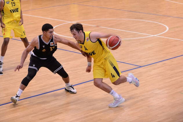 Luca Michels (4 Baskets Juniors Oldenburg) gegen Jamal Salamune (13 Loewen Braunschweig) bei der Partie EWE Baskets Juniors Oldenburger TB vs SG Junior Löwen Braunschweig. Basketball, NBBL, 17.07.2021, Saison 2021 2022, Summer League, 5. Spieltag. Copyright: xErikxHillmer EIBNERx EP_ehr EWE Baskets Juniors Oldenburger TB vs SG Junior Löwen Braunschweig. Basketball, NBBL, 17.07.2021, Saison 2021 2022, Summer League, 5. Spieltag Oldenburg Copyright: xErikxHillmer EIBNERx EP_ehr