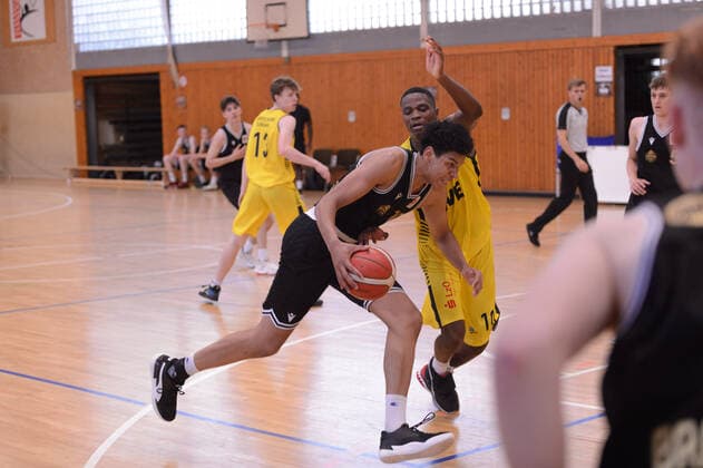 Sananda Fru (10 Loewen Braunschweig) gegen Jerry Ndhine (10 Baskets Juniors Oldenburg) bei der Partie EWE Baskets Juniors Oldenburger TB vs SG Junior Löwen Braunschweig. Basketball, NBBL, 17.07.2021, Saison 2021 2022, Summer League, 5. Spieltag. Copyright: xErikxHillmer EIBNERx EP_ehr EWE Baskets Juniors Oldenburger TB vs SG Junior Löwen Braunschweig. Basketball, NBBL, 17.07.2021, Saison 2021 2022, Summer League, 5. Spieltag Oldenburg Copyright: xErikxHillmer EIBNERx EP_ehr