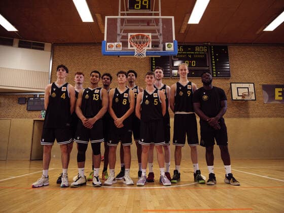 Gruppenfoto der SG Loewen Braunschweig: Linus Römer (4), Ole Pfannenschmidt (7), Jamal Salamune (13), Olivier Borgul (12), Jona Schmitz (8), Sananda Fru (10), Jannis Nieland (5), Niklas Walter (14), Elias Heitmann (9) und Trainer Nico Dilukila nach der Partie EWE Baskets Juniors Oldenburger TB vs Loewen Braunschweig. Basketball, NBBL, 17.07.2021, Saison 2021 2022, Summer League, 5. Spieltag. Copyright: xErikxHillmer EIBNERx EP_ehr EWE Baskets Juniors Oldenburger TB vs SG Junior Löwen Braunschweig. Basketball, NBBL, 17.07.2021, Saison 2021 2022, Summer League, 5. Spieltag Oldenburg Copyright: xErikxHillmer EIBNERx EP_ehr
