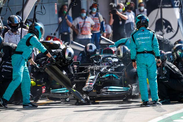 10 seconds penalty for 44 HAMILTON Lewis (gbr), Mercedes AMG F1 GP W12 E Performance, action after his accident with 33 VERSTAPPEN Max (nld), Red Bull Racing Honda RB16B, action during the Formula 1 Pirelli British Grand Prix 2021, 10th round of the 2021 FIA Formula One World Championship, WM, Weltmeisterschaft from July 16 to 18, 2021 on the Silverstone Circuit, in Silverstone, United Kingdom - FORMULE 1 : Grand prix de Grande Bretagne - Course - Silverstone - 18 07 2021 DPPI PANORAMIC _V2_4958