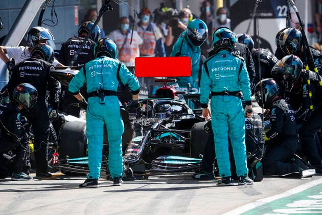 10 seconds penalty for 44 HAMILTON Lewis (gbr), Mercedes AMG F1 GP W12 E Performance, action after his accident with 33 VERSTAPPEN Max (nld), Red Bull Racing Honda RB16B, action during the Formula 1 Pirelli British Grand Prix 2021, 10th round of the 2021 FIA Formula One World Championship, WM, Weltmeisterschaft from July 16 to 18, 2021 on the Silverstone Circuit, in Silverstone, United Kingdom - FORMULE 1 : Grand prix de Grande Bretagne - Course - Silverstone - 18 07 2021 DPPI PANORAMIC _V2_4944