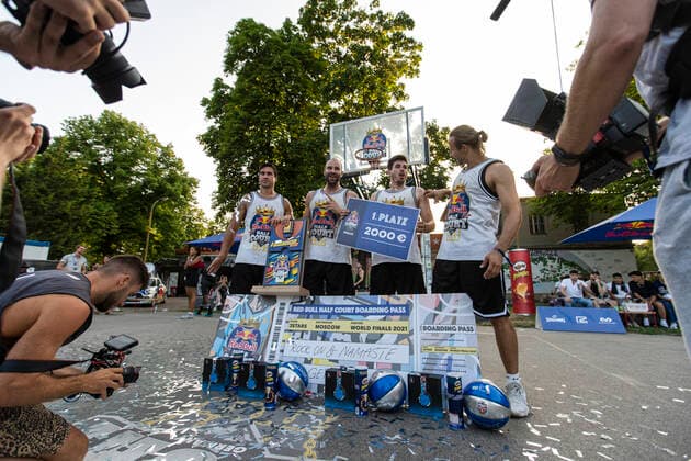 Geniale Streetball-Action und fette Beats im Mellowpark: Das war Red Bull Half Court 2021, das schnellste 3-gegen-3 Basketball-Turnier der Welt in Berlin, Basketball, 3x3, Mellowpark, Berlin, Sieger, Gewinner, Siegerehrung, Preisverleihung, Team Rock on & Namaste (München) Berlin Germany