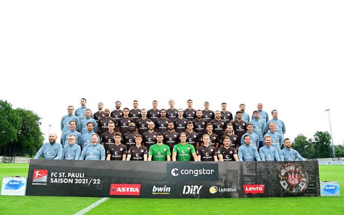 Fußball, 2. BL, FC St. Pauli Porträttermin 2021 2022 Fussball hintere Reihe v.l. Physiotherapeut Alexander Blase, Leart Paqarada, Guido Burgstaller, Philipp Ziereis, Jakov Medic, Simon Makienok, Igor Matanovic, Eric Smith, James Lawrence, Teammanager Jonas Woemmel, Sportpsychologe Christian Spreckels 3. Reihe v.l. Physiotherapeut Dominik Koerner, Physiotherapeut James Morgan, Christopher Avevor, Luca-Milan Zander, Lukas Daschner, Etienne Amenyido, Jackson Irvine, Marvin Knoll, Maximilian Max Dittgen, Luis Coordes, Co-Trainer Fabian Huerzeler, Torwarttrainer Mathias Hain 2. Reihe v.l. Mannschaftsarzt Dr. Volker Carrero, Osteopath Florian Lechner, Sebastian Ohlsson, Afeez Aremu, Rico Benatelli, Daniel-Kofi Kyereh, Adam Dzwigala, Finn Ole Becker, Christopher Buchtmann, Co-Trainer Loic Fave, Trainer Timo Schultz vorn v.l. Zeugwart Thorge Bloecker, Zeugwart Siegmar Krahl, Zeugwart Andreas Kreft, Franz Roggow, Christian Viet, Torwart Nikola Vasilj, Torwart Dennis Smarsch, Jannes Wieckhoff, Lars Ritzka, Spielanalyst Ole Marschall, Athletiktrainer Christoph Hainc Scheller, Athletiktrainer Karim Rashwan Hamburg, 08.07.2021, Fussball, FC St. Pauli, Fototermin 2021 Hamburg