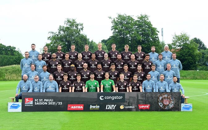 Fußball, 2. BL, FC St. Pauli Porträttermin 2021 2022 Fussball hintere Reihe v.l. Physiotherapeut Alexander Blase, Leart Paqarada, Guido Burgstaller, Philipp Ziereis, Jakov Medic, Simon Makienok, Igor Matanovic, Eric Smith, James Lawrence, Teammanager Jonas Woemmel, Sportpsychologe Christian Spreckels3. Reihe v.l. Physiotherapeut Dominik Koerner, Physiotherapeut James Morgan, Christopher Avevor, Luca-Milan Zander, Lukas Daschner, Etienne Amenyido, Jackson Irvine, Marvin Knoll, Maximilian Max Dittgen, Luis Coordes, Co-Trainer Fabian Huerzeler, Torwarttrainer Mathias Hain2. Reihe v.l. Mannschaftsarzt Dr. Volker Carrero, Osteopath Florian Lechner, Sebastian Ohlsson, Afeez Aremu, Rico Benatelli, Daniel-Kofi Kyereh, Adam Dzwigala, Finn Ole Becker, Christopher Buchtmann, Co-Trainer Loic Fave, Trainer Timo Schultzvorn v.l. Zeugwart Thorge Bloecker, Zeugwart Siegmar Krahl, Zeugwart Andreas Kreft, Franz Roggow, Christian Viet, Torwart Nikola Vasilj, Torwart Dennis Smarsch, Jannes Wieckhoff, Lars Ritzka, Spielanalyst Ole Marschall, Athletiktrainer Christoph Hainc Scheller, Athletiktrainer Karim RashwanHamburg, 08.07.2021, Fussball, FC St. Pauli, Fototermin 2021 Hamburg