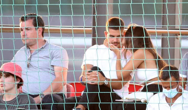 Sport Bilder des Tages GER, 1. FBL, RasenBallsport Leipzig vs Montpellier HSC 23.07.2021, Leipzig, Trainingszentrum am Cottaweg, GER, 1.FBL, Saison 2021 2022, Testspiel, Vorbereitung, RasenBallsport Leipzig vs Montpellier HSC im Bild Andre Silva (Leipzig) mit seiner Freundin auf der Tribüne DFL regulations prohibit any use of photographs as image sequences and or quasi-video