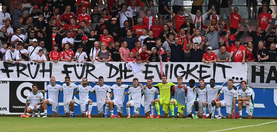Fussball, Herren, Saison 2021 2022, Testspiel in Imst (Österreich), 1. FC Union Berlin - OGC Nizza, Fans und Spieler von Union, Jubel nach dem Abpfiff, v. l. Christopher Trimmel, Rick van Drongelen, Rani Khedira, Levin Öztunali, Robin Knoche, Pawel Wszolek, Niklas Kaus, Marcus Ingvartsen, Torwart Andreas Luthe, Torwart Yannic Stein, Malick Sanogo, Laurenz Dehl, Suleiman Abdullahi, Paul Jaeckel, Kevin Behrens (alle 1. FC Union Berlin), 24.07. 2021, Copyright: xMatthiasxKochx