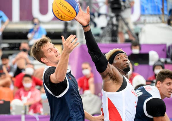 Ira BROWN (JPN), rechts, Aktion, Zweikampf, gegen Alexander ZUEV (ROC), Aktion, Zweikampf, Japan (JPN) gegen Russian Olympic Committee ROC 16:19 3 x 3 Basketball der Maenner, Men s Pool Round, Aomi Urban Sports Park 26.07.2021 Olympische Sommerspiele 2020, vom 23.07. - 08.08.2021 in Tokio Japan.