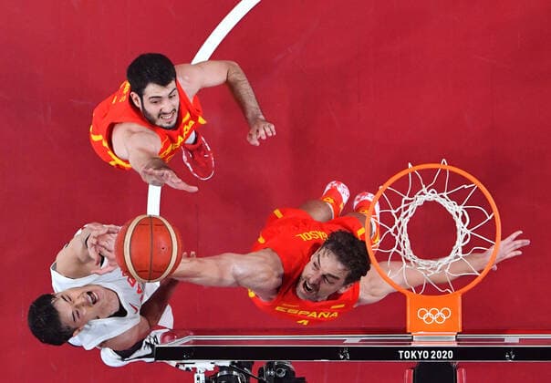 EuroBasket 2022, Historie, Die besten Spieler Europas (210726) -- TOKYO, July 26, 2021 -- Pau Gasol Saez (R) of Spain competes during the men s basketball preliminary round match between Japan and Spain at the Tokyo Olympic Games, Olympische Spiele, Olympia, OS in Tokyo, Japan, on July 26, 2021. ) (TOKYO2020)XHTP-JAPAN-TOKYO-OLY-BASKETBALL-MEN S PRELIMINARY MengxYongmin