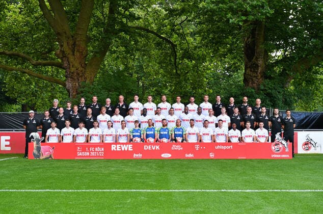 1. FC Köln; 1.BL, Porträttermin 2021 2022, Mannschaftsfoto Hintere Reihe, von links: Mannschaftsarzt Dr. Peter Schäferhoff, Mannschaftsärztin Dr. Bettina Kuper, Mannschaftsarzt Dr. Paul Klein, Teammanager Denis Lapaczinski, Zeugwart Frank Almstedt, Zeugwart Kresimir Ban, Sava Cestic, Tim Lemperle, Rafael Czichos, Dejan Ljubicic, Mark Uth, Sebastian Andersson, Physiotherapeut Marvin Kreuzwieser, Leiter Physiotherapie Christian Osebold, Psychologe Moritz Anderten, Busfahrer Michael Liebetrut. Mittlere Reihe, von links: Cheftrainer Steffen Baumgart, Co-Trainer Andrà Pawlak, Co-Trainer Renà Wagner, Co-Trainer Kevin McKenna, Torwarttrainer Uwe Gospodarek, Timo Hübers, Benno Schmitz, Jorge Merà , Kingsley Schindler, Jonas Hector, Ellyes Skhiri, Anthony Modeste, Kingsley Ehizibue, Ondrej Duda, Meiko Sponsel, Spielanalyst Denis Huckestein, Spielanalyst Hannes Dold, Athletiktrainer Max Weuthen, Athletiktrainer Leif Frach, Neuro-Athletiktrainer Niko Romm. Vordere Reihe, von links: Dimitrios Limnios, Philipp Wydra, Jens Castrop, Jan Thielmann, Florian Kainz, Marvin Obuz, Jonas Urbig, Marvin Schwäbe, Timo Horn, Matthias Köbbing, Salih Özcan, Louis Schaub, Noah Katterbach, Justin Diehl, Georg Strauch, Tomas Ostrak.