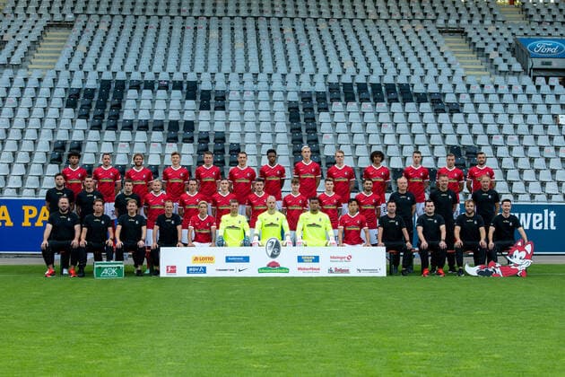 Mannschaftsfoto, Hintere Reihe von links: Kevin Schade, Christian Guenter, Lucas Hoeler, Yannik Keitel, Dominique Heintz, Nils Petersen, Kimberly Ezekwem, Nico Schlotterbeck, Philipp Lienhart, Kiliann Sildillia, Janik Haberer, Ermedin Demirović, Manuel Gulde, Mittlere Reihe: Co-Trainer Florian Bruns, Athletiktrainer Daniel Wolf, Torwarttrainer Andreas Kronenberg, Jonathan Schmid, Nicolas Hoefler, Roland Sallai, Baptiste Santamaria, Noah Weißhaupt, Lukas Kuebler, Vincenzo Grifo, Trainer Christian Streich, Co-Trainer Lars Voßler, Co-Trainer Patrick Baier, vordere Reihe von links: Physiotherapeut Florian Mack, Physiotherapeut Markus Behrens, Physiotherapeut Torge Schwarz, Physiotherapeut Uwe Vetter, Nishan Burkart, Florian Uphoff, Mark Flekken, Noah Atubolu, Wooyeong Jeong, Busfahrer Stefan Spohn, Zeugwart Max Beckmann, Mannschaftsarzt Dr. Dr. Markus Wenning, Mannschaftsarzt Dr. Helge Eberbach GER, SC Freiburg, 29.07.2021, Media Day Fussball Bundesliga, Spielzeit 2021 2022 DFL REGULATIONS PROHIBIT ANY USE OF PHOTOGRAPHS AS IMAGE SEQUENCES AND OR uerthQUASI-VIDEO GER, SC Freiburg, 29.07.2021, Media Day Fussball Bundesliga, Spielzeit 2021 2022 Freiburg Copyright: xEibnerxPressefotox EP_EER