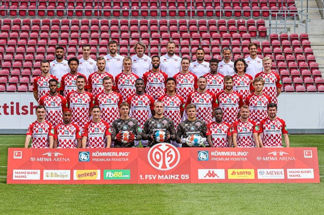 Fussball - Bundesliga - 1. FSV Mainz 05 - Offizielles Mannschaftsfoto - 29.07.21 Obere Reihe: Tijan Njie (Videoanalyse), Vincent Lorenz (Videoanalyse), Patrick Kaniuth (Co-Trainer), Stephan Kuhnert (Torwarttrainer), Bo Svensson (Cheftrainer), Babak Keyhanfar (Co-Trainer), Sven Herzog (Leitung Performance), Jonas Grünewald (Stellvertretender Leiter Performance); Mitte oben: Kevin Stöger, Jean-Paul Boëtius, Silvan Widmer, Niklas Tauer, Jeremiah St. Juste, Dominik Kohr, Anderson Lucoqui, Jae-sung Lee, Jonathan Burkardt; Mitte unten: Edimilson Fernandes, Stefan Bell, Luca Kilian, Moussa Niakhatà , Karim Onisiwo, Ãdam Szalai, Alexander Hack, David Nemeth; Vordere Reihe: Paul Nebel, Leandro Barreiro Martins, Jonathan Meier, Lasse Rieß, Robin Zentner, Finn Dahmen, Merveille Papela, Daniel Brosinski, Aaron Martin;