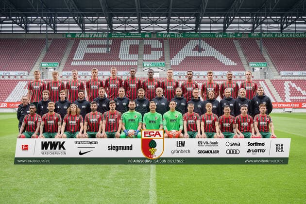 FC Augsburg 1907; 1.BL, Porträttermin 2021 2022, Mannschaftsfoto, hi. Reihe v.li.: Alfred Finnbogason, Lasse Günther, Andrà Hahn, Frederik Winther, Michael Gregoritsch, Reece Oxford, Sergio Cordova, Jeffrey Gouweleeuw, Noah Sarenren Bazee, Florian Niederlechner, Maurice Malone, Hans Fredrik Jensen; 2. Reihe v. hinten: Salvatore Belardo (Zeugwart), Martin Miller (Physiotherapeut), Nikolas Guschl (Physiotherapeut), Benedikt Brust (Videoanalyst), Kristian Barbuscak (Torwarttrainer), Tobias Zellner (Co-Trainer), Markus Weinzierl (Trainer), Rainer Maurer (Co-Trainer), Daniel Müller (Leiter Medizinische Abteilung), Andreas Bäumler (Reha- und Athletiktrainer), Dr. Andreas Weigel (Mannschaftsarzt), Dr. Karsten Bogner (Mannschaftsarzt), Thomas Rebele (Mannschaftsarzt), Jan-Vincent Reckord (Zeugwart); vordere Reihe v.li.: Carlos Gruezo Arvoleda, Niklas Dorsch, Tim Civeja, Jan Moravek, Thomas Strobl, Tomas Koubek (Torwart), Rafal Gikiewicz (Torwart), Daniel Klein (Torwart), Raphael Framberger, Robert Gumny, Amaral Borduchi Iago, Ruben Vargas, Mads Pedersen. fehlende Spieler: Marco Richter, Felix Uduokhai, Daniel Caligiuri.