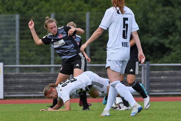 Flavia Luescher (FC Basel 1893 35) gegen Nadja Burkard (1.FC Nuernberg 22) und Amelie Thoele (1.FC Nuernberg 12) GER , 1.FC Nuernberg (GER) vs. FC Basel 1893 (SUI) , Fussball , Frauen , Testspiel, Saison 2021 2022, 31.07.2021 DFL regulations prohibit any use of photographs as image sequences and or quasi-video. GER , 1.FC Nuernberg vs. FC Basel 1893 , Frauenfussball , Testspiel , Saison 2021 2022 , 31.07.2021 Boeblingen Copyright: xEibner-Pressefotox EP_TBR