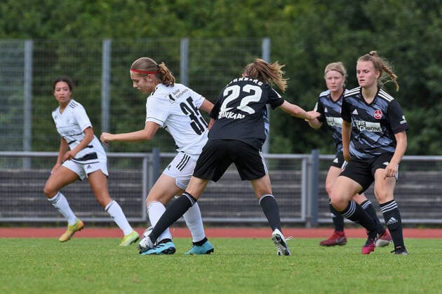 Flavia Luescher (FC Basel 1893 35) gegen Nadja Burkard (1.FC Nuernberg 22) GER , 1.FC Nuernberg (GER) vs. FC Basel 1893 (SUI) , Fussball , Frauen , Testspiel, Saison 2021 2022, 31.07.2021 DFL regulations prohibit any use of photographs as image sequences and or quasi-video. GER , 1.FC Nuernberg vs. FC Basel 1893 , Frauenfussball , Testspiel , Saison 2021 2022 , 31.07.2021 Boeblingen Copyright: xEibner-Pressefotox EP_TBR