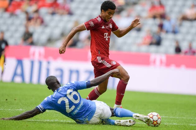 Fußball, Freundschaftsspiel, FC Bayern München - SSC Neapel. Im Bild Malik TILLMAN (FC Bayern München, 40) und Kalidou KOULIBALY (SSC Neapel, 26) Grätsche Zweikampf Ball klärt. München Allianz Arena Bayern Deutschland Copyright: Passion2Press MarkusxFischerx