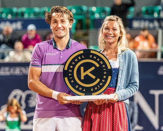31.07.2021, Sportpark, Kitzbühel, AUT, ATP, Tennis Herren Tour, Generali Open Kitzbühel, Finale, im Bild v.l. Casper Ruud (NOR), Maria Galligani Freundin von Casper Ruud (NOR) f.l. Casper Ruud of Norway and Maria Galligani girlfriend Casper Ruud of Norway after the final match for the Generali Open Tennis Tournament of the ATP Tour at the Sportpark in Kitzbühel, Austria on 2021 07 31.