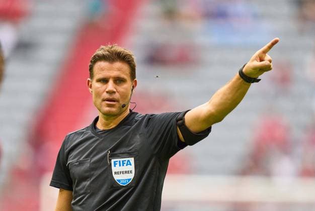 Referee Felix Brych with whistle, gestures, shows, watch, individual action, Schiedsrichter, Hauptschiedsrichter, in the match FC BAYERN MUENCHEN - SSC NEAPEL 0-3 at the Audi Football Summit on July 31, 2021 in Munich, Germany Season 2021 2022, matchday X, 1.Bundesliga, FCB, München, Napoli, X.Spieltag.