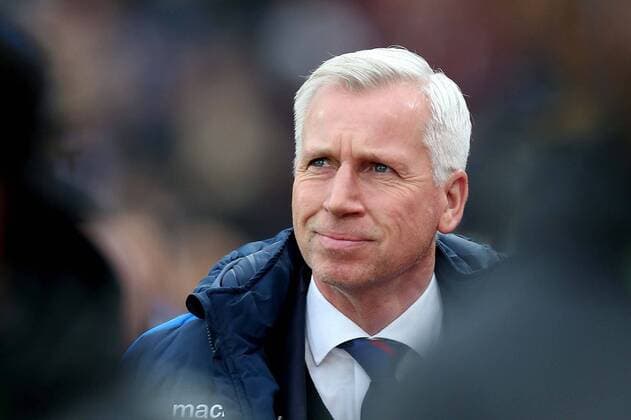 Fußball, Trainerhistorie Crystal Palace von 1905 bis heute Mandatory Credit: Photo by James Marsh BPI Shutterstock (7582078r) Crystal Palace Manager Alan Pardew before the Premier League match between Crystal Palace and Chelsea played at Selhurst Park, London on 17th December 2016 Football - Premier League 2016 17 Crystal Palace v Chelsea Selhurst Park Stadium, Whitehorse Ln, London, United Kingdom - 17 Dec 2016 EDITORIAL USE ONLY No use with unauthorised audio, video, data, fixture lists, club league logos or live services. Online in-match use limited to 75 images, no video emulation. No use in betting, games or single club league player publications. Football - Premier League 2016 17 Crystal Palace v Chelsea Selhurst Park Stadium, Whitehorse Ln, London, United Kingdom - 17 Dec 2016 EDITORIAL USE ONLY No use with unauthorised audio, video, data, fixture lists, club league logos or live services. Online in-match use limited to 75 images, no video emulation. No use in betting, games or single club league player publications. Copyright: xJamesxMarsh BPI Shutterstockx 7582078r
