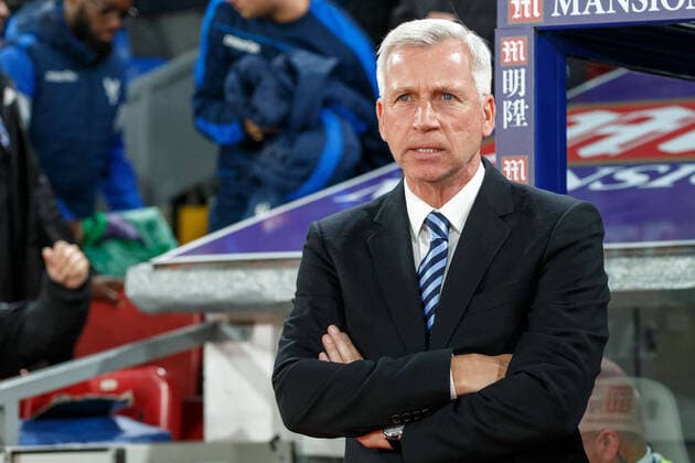 Fußball, Trainerhistorie Crystal Palace von 1905 bis heute Mandatory Credit: Photo by Ben Queenborough BPI Shutterstock (7566526cc) Crystal Palace manager Alan Pardew during the Premier League match between Crystal Palace and Manchester United, ManU played at Selhurst Park Stadium, London on 14th December 2016 Football - Premier League 2016 17 Crystal Palace v Manchester United Selhurst Park Stadium, Whitehorse Ln, London, United Kingdom - 14 Dec 2016 EDITORIAL USE ONLY No use with unauthorised audio, video, data, fixture lists, club league logos or live services. Online in-match use limited to 75 images, no video emulation. No use in betting, games or single club league player publications. Football - Premier League 2016 17 Crystal Palace v Manchester United Selhurst Park Stadium, Whitehorse Ln, London, United Kingdom - 14 Dec 2016 EDITORIAL USE ONLY No use with unauthorised audio, video, data, fixture lists, club league logos or live services. Online in-match use limited to 75 images, no video emulation. No use in betting, games or single club league player publications. Copyright: xBenxQueenborough BPI Shutterstockx 7566526cc