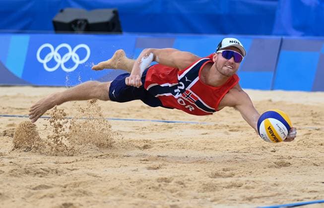 Tokio 2020 im Jahr 2021, Rückblick: Olympische Highlights (210804) -- TOKYO, Aug. 4, 2021 -- Norway s Christian Sandlie Sorum dives for the ball during the men s quarterfinal match of Beach volleyball, Beachvolleyball between Ilya Leshukov Konstantin Semenov of the ROC and Anders Berntsen Mol Christian Sandlie Sorum of Norway at the Tokyo 2020 Olympic Games, Olympische Spiele, Olympia, OS in Tokyo, Japan, Aug. 4, 2021. ) (TOKYO2020)XHTP-JAPAN-TOKYO-OLY-BEACH VOLLEYBALL-MEN S QUARTERFINAL ChengxMin