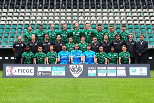 Fußball Regionalliga West Offizieller Fototermin Preußen Münster am 03.08.2021 im Preußenstadion in Münster Hintere Reihe v.l.n.r.: Marcel Hoffmeier, Nicolai Remberg, Simon Scherder, Gerrit Wegkamp, Jannik Borgmann, Jan Dahlke, Dennis Daube, Alexander Langlitz, Deniz Bindemann Mittlere Reihe v.l.n.r.: Sascha Hildmann (Trainer), Louis Cordes (Co-Trainer), Carsten Nulle (Torwarttrainer), Tim Geidies (Athletiktrainer), Julian Schauerte, Dominik Klann, Matthias Sieme (Physiotherapeut), Lukas Brüggemann (Physiotherapeut), Helge Dahms (Zeugwart), Tim Hartwig (Mannschaftsarzt), Harald Menzel (Teammanager) Vordere reihe v.l.n.r.: Manfred Kwadwo, Joshua Holtby, Jules Schwadorf, Marko Dedovic, Maximilian Schulze Niehues, Steffen Westphal, Marvin Thiel, Henok Teklab, Thorben Deters