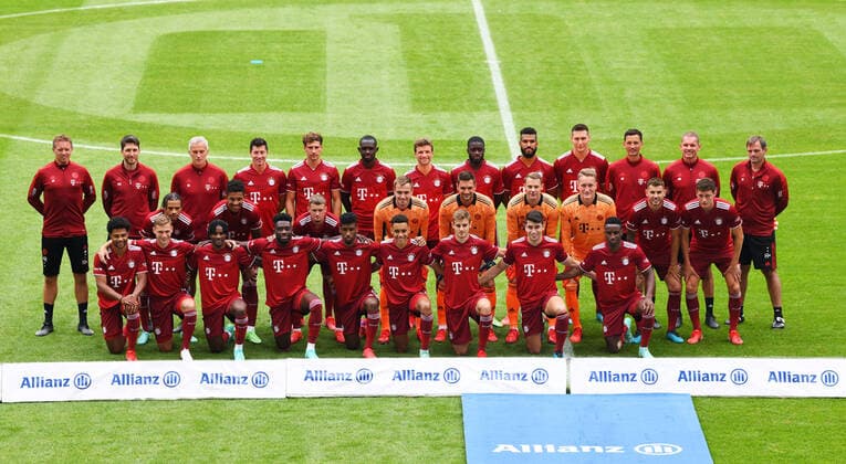 Fussball 1. Bundesliga Saison 2021 2022 Teampraesentation FC Bayern Muenchen in der Allianz Arena 04.08.2021 Mannschaftsbild: Trainer Julian Nagelsmann, Co Trainer Benjamin Glueck , Co Trainer Xaver Zembrod, Robert Lewandowski, Leon Goretzka, Tanguy Nianzou Kouassi, Thomas Mueller, Dayot Upamecano, Eric Maxim Choupo-Moting, Niklas Suele, Co Trainer Dino Toppmoeller, Fitnesstrainer Dr. Holger Broich und Torwarttrainer Toni Tapalovic (hinten v.li.) Leroy Sane, Chris Richards, Michael Cuisance, Torwart Christian Fruechtl, Torwart Sven Ulreich, Torwart Ron-Torben Hoffmann, Lucas Hernandez, Benjamin Pavard (Mitte, v.li.) Serge Gnabry, Joshua Kimmich, Omar Richards, Alphonso Davies, Kingsley Coman, Jamal Musiala, Josip Stanisic, Marc Roca und Bouna Sarr (vorn v.li.)