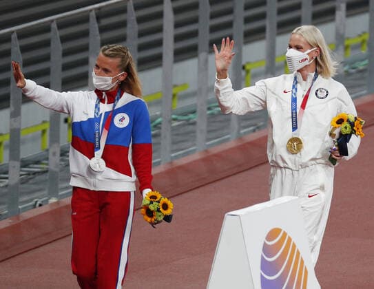 Tokio 2020 im Jahr 2021, Leichtathletik, Stabhochsprung, Damen, Siegerehrung Gold and Silver medal winners Katie Nageotte of the USA and Anzhelika Sidorova of the Russian Olympic Committee walk with their medals after the Women s Pole Vault competition at the Tokyo 2020 Summer Olympic Games, Olympische Spiele, Olympia, OS in Tokyo, Japan on Friday, August 6, 2021. OLY20210806301 BobxStrong