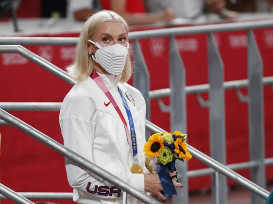 Tokio 2020 im Jahr 2021, Leichtathletik, Stabhochsprung, Damen, Siegerehrung Katie Nageotte of the USA holds a bouquet of flowers after winning the Gold Medal in the Women s Pole Vault competition at the Tokyo 2020 Summer Olympic Games, Olympische Spiele, Olympia, OS in Tokyo, Japan on Friday, August 6, 2021. OLY20210806304 BobxStrong
