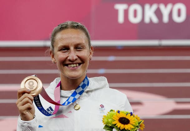 Tokio 2020 im Jahr 2021, Leichtathletik, Stabhochsprung, Damen, Siegerehrung Mandatory Credit: Photo by Dave Shopland Shutterstock (12249250e) Holly Bradshaw (GBR) with her Bronze Medal - Women s Pole Vault Final Athletics, Olympic Stadium, Tokyo Olympic Games, Olympische Spiele, Olympia, OS 2020, Japan - 06 Aug 2021 Athletics, Olympic Stadium, Tokyo Olympic Games 2020, Japan - 06 Aug 2021 Copyright: xDavexShopland Shutterstockx 12249250e