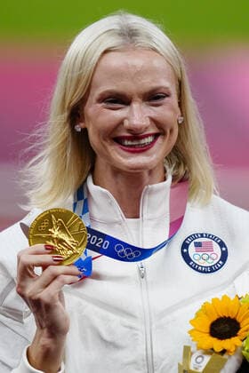 Tokio 2020 im Jahr 2021, Leichtathletik, Stabhochsprung, Damen, Siegerehrung Mandatory Credit: Photo by Dave Shopland Shutterstock (12249250k) Katie Nageotte (GBR) with her Gold Medal - Women s Pole Vault Final Athletics, Olympic Stadium, Tokyo Olympic Games, Olympische Spiele, Olympia, OS 2020, Japan - 06 Aug 2021 Athletics, Olympic Stadium, Tokyo Olympic Games 2020, Japan - 06 Aug 2021 Copyright: xDavexShopland Shutterstockx 12249250k