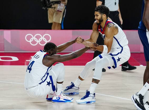 Mandatory Credit: Photo by Dave Shopland Shutterstock (12249257dh) Draymond Green of the United States (USA) is helped up France v United States, Basketball, Men s final, Tokyo Olympic Games, Olympische Spiele, Olympia, OS 2020, Saitama Super Arena, Japan - 07 Aug 2021 France v United States, Basketball, Men s final, Tokyo Olympic Games 2020, Saitama Super Arena, Japan - 07 Aug 2021 Copyright: xDavexShopland Shutterstockx 12249257dh