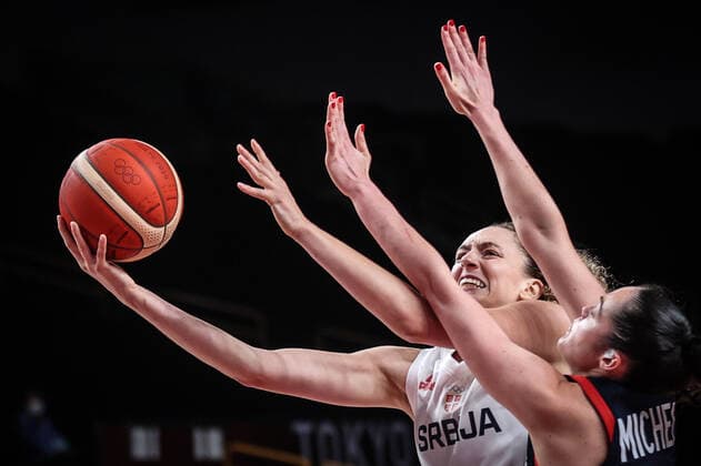 Tokio 2020 im Jahr 2021, Basketball Damen, Spiel um Platz 3, Serbien - Frankreich (210807) -- SAITAMA, Aug. 7, 2021 -- Aleksandra Crvendakic (L) of Serbia goes for a layup during the women s basketball bronze medal match between Serbia and France at the Tokyo 2020 Olympic Games, Olympische Spiele, Olympia, OS in Saitama, Japan, Aug. 7, 2021. ) (TOKYO2020)JAPAN-SAITAMA-OLY-BASKETBALL-WOMEN S BRONZE MEDAL MATCH PanxYulong