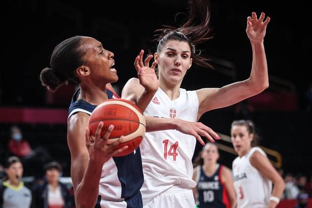 Tokio 2020 im Jahr 2021, Basketball Damen, Spiel um Platz 3, Serbien - Frankreich (210807) -- SAITAMA, Aug. 7, 2021 -- Sandrine Gruda (L) of France breaks through during the women s basketball bronze medal match between Serbia and France at the Tokyo 2020 Olympic Games, Olympische Spiele, Olympia, OS in Saitama, Japan, Aug. 7, 2021. ) (TOKYO2020)JAPAN-SAITAMA-OLY-BASKETBALL-WOMEN S BRONZE MEDAL MATCH PanxYulong