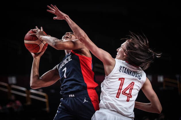 Tokio 2020 im Jahr 2021, Basketball Damen, Spiel um Platz 3, Serbien - Frankreich (210807) -- SAITAMA, Aug. 7, 2021 -- Sandrine Gruda (L) of France goes for a layup during the women s basketball bronze medal match between Serbia and France at the Tokyo 2020 Olympic Games, Olympische Spiele, Olympia, OS in Saitama, Japan, Aug. 7, 2021. ) (TOKYO2020)JAPAN-SAITAMA-OLY-BASKETBALL-WOMEN S BRONZE MEDAL MATCH PanxYulong