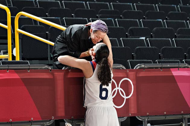 Sue Bird, 6, is congratulated by her partner USA soccer player Megan Rapinoe after United States women s basketball team defeated Japan to win the gold medal at the Tokyo Olympic Games, Olympische Spiele, Olympia, OS in Tokyo, Japan, on Sunday, August 8, 2021. USA won gold, Japan silver and France the bronze. OLY20210808219 RICHARDxELLIS