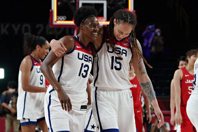 Brittney Griner (15), embraces teammate Sylvia Fowles (13) of the United States, after beating Japan in the Women s Basketball finals at the Tokyo Olympic Games, Olympische Spiele, Olympia, OS in Tokyo, Japan, on Sunday, August 8, 2021. USA won gold, Japan silver and France the bronze. OLY20210808235 RICHARDxELLIS