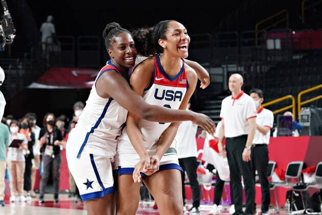 Chelsea Gray (8), left, embraces teammate A Ja Wilson (9) of the United States, after beating Japan in the Women s Basketball finals at the Tokyo Olympic Games, Olympische Spiele, Olympia, OS in Tokyo, Japan, on Sunday, August 8, 2021. USA won gold, Japan silver and France the bronze. OLY20210808236 RICHARDxELLIS