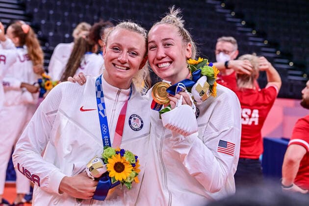 Volleyball, OLYMPICS, Tokyo 2020, 08.08.2021 Volleyball, Women s final, USA (red) vs BRA (yellow), Gold for USA, Michelle Bartsch-Hackley, right, with Jordyn Poulter left, Copyright: xBEAUTIFULxSPORTS TomxBlochx