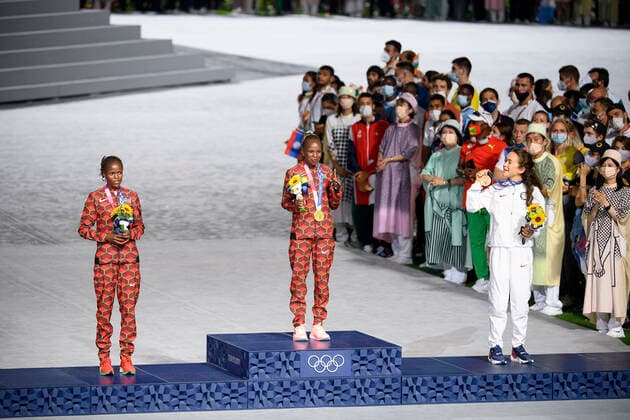 Siegerehrung, victory ceremony, Marathon der Frauen, WomenÕs Marathon, v.l. KOSGEI Brigid (KEN), 2. Platz, Silbermedaille, Silver Medal, Silver Medallist, Silbermedaillengewinnerin, JEPCHIRCHIR Peres (KEN), Siegerin, winner, Olympiasiegerin, 1. Platz, Goldmedaille, Goldmedaillengewinnerin, Olympic champion, Gold Medallist, Molly SEIDEL (USA), 3. Platz, Bronzemedaille, Bronce Medal, Bronce Medallist, Bronzemedaillengewinnerin, Siegerehrung Frauen Marathon, Schlussfeier im Olympiastadion, Closing Ceremony Olympic Stadium, am 08.08.2021 Olympische Sommerspiele 2020, vom 23.07. - 08.08.2021 in Tokio Japan.