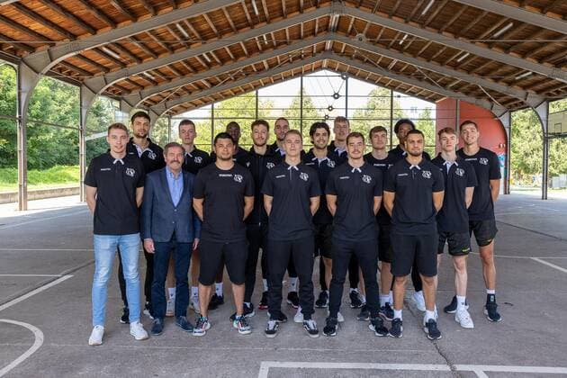 Basketball 2. Bundesliga 2021 2022 11.08.21 Trainingsstart: Von links: Jascha Maus (Leitung der Geschaeftsstelle), Mateo Seric, Prof. Dr. Michael Bamberg (Vorstandsvorsitzender),Daniel Jansson (Head Coach). Bakary Dibba, Joanie Gruettner Bacoul, Daniel Keppeler,Aatu Kivimaeki, Erol Ersek, Jekabs Beck, Gianni Otto, Till Soenke, Isaiah Crawley, Hussain Dassouki (Assistant Coach), Timo Lanmueller, Ryan Mikesell Tigers Tuebingen Trainingsstart, Tuebingen, 11.08.2021 Tuebingen Copyright: xDennisxDuddek xEibnerxPressefotox EP_DDK