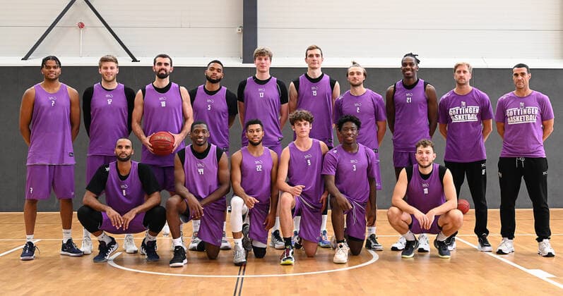 BG Göttingen - Trainingsauftakt 11.08.2021, Basketball-Bundesliga easyCredit-BBL, Saison 2021 2022, BG Göttingen. Stehend v.l. Nick Boakye, Mathis Mönninghoff, Harper Kamp, Jeff Roberson, Max Wüllner, Philipp Hartwich, Jake Toolson, James Dickey, Roel Moors, Olivier Foucart. Hockend v,l. Akeem Vargas, Kamar Baldwin, Stephen Brown, Joris Herbst, Zack Bryant, Haris Hujic. Göttingen Niedersachsen Deutschland