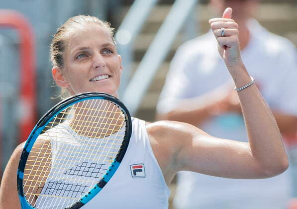 Sport Bilder des Tages August 14, 2021, Montreal, PQ, Canada: Karolina Pliskova, of the Czech Republic, salutes the crowd after defeating Aryna Sabalenka, of Belarus, in their semifinal match at the National Bank Open women s tennis tournament action in Montreal, Saturday, Aug. 14, 2021. Aryna Sabalenka, Karolina Pliskova , - ZUMAc35_ 20210814_zaf_c35_008 Copyright: xGrahamxHughesx