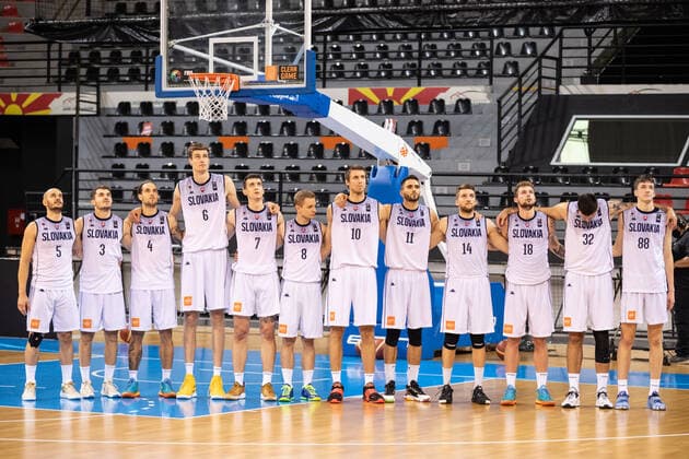 17.08.2021, Skoplje, Jane Sandanski Arena, World Cup European Pre-Qualifiers: Slowakei - Schweiz, team Slowakia during the national anthem before the game. From the left: 5 Simon Krajcovic (Slovakia), 3 Matej Majercak (Slovakia), 4 Mario Ihring (Slovakia), 6 Michael Fusek (Slovakia), 7 Matus Hronsky (Slovakia), 8 Robert Rozanek (Slovakia), 10 Vladimir Brodziansky (Slovakia), 11 Richard Körner (Slovakia), 14 David Abrham (Slovakia), 18 Jakub Mokran (Slovakia), 32 Jakub Petras (Slovakia) and 88 Timotej Malovec (Slovakia) Skoplje Skoplje Nordmazedonien Copyright: xJustPictures.ch NikolaxKrsticx