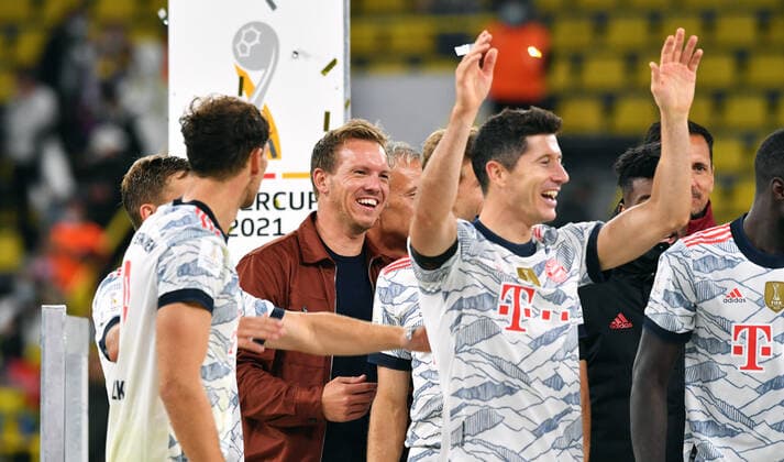 Fussball, Bundesliga, Deutschland, Herren, Saison 2021 2022, Supercup, Signal Iduna Park Dortmund: Bor. Dortmund, BVB (gelb) - FC Bayern München, FCB (weiss) 1:3; Cheftrainer Julian Nagelsmann (FCB) gewinnt seinen ersten Pokal mit den Bayern. Jubel, Freude, Aktion. DFB DFL REGULATIONS PROHIBIT ANY USE OF PHOTOGRAPHS AS IMAGE SEQUENCES AND OR QUASI-VIDEO