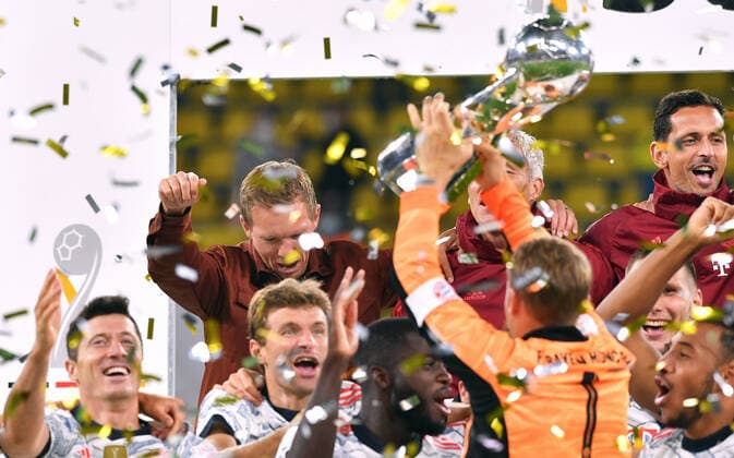 Fussball, Bundesliga, Deutschland, Herren, Saison 2021 2022, Supercup, Signal Iduna Park Dortmund: Bor. Dortmund, BVB (gelb) - FC Bayern München, FCB (weiss) 1:3; Cheftrainer Julian Nagelsmann (FCB) gewinnt seinen ersten Pokal mit den Bayern. Jubel, Freude, Aktion. DFB DFL REGULATIONS PROHIBIT ANY USE OF PHOTOGRAPHS AS IMAGE SEQUENCES AND OR QUASI-VIDEO