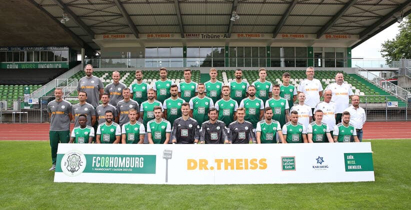17.08.2021, xklex, Fussball Regionalliga Suedwest, FC Homburg Fototermin 2021 22 Porträttermin 2021 2022, Mannschaftsfoto emspor, Mannschaftsfoto: Hinten von links Athletik-Trainer Steven Berni, Athletik-Trainer Christopher Schurig, Patrick Dulleck, Philipp Hoffmann, Tim Stegerer, Philipp Schuck, Daniel Di Gregorio, Niklas Doll, Mika Gilcher, Zeugwart und Greenkeeper Predrag Lamesic, Betreuer Altay Tsitak Mitte von links Chef-Trainer Timo Wenzel, Co-Trainer Joti Stamatopoulos, Co-Trainer Sven Sökler, Torwart-Trainer Enver Marina, Luca Plattenhardt, Damjan Marceta, Ivan Sachanenko, Jannis Reuss, Stefano Maier, Jonas Scholz, Physiotherapeut Lukas Schwegel, Mannschaftsarzt Peter Junkes, 3. Vorsitzender und Geschäftsführer Rafael Kowollik Vorne von links Abdul Sankoh, Serkan Göcer, Mart Ristl, Thomas Gösweiner, Krystian Wozniak, David Salfeld, Niklas Knichel, Marco Hingerl, Loris Weiß, Markus Mendler, Patrick Lienhard Homburg