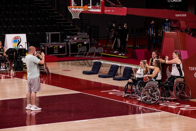 Tokyo 2020 Paralympic Games (Rollstuhlbasketball), Pressetraining Damen Deutschland, 23.08.2021 TOKYO, JAPAN 23. August 2021 - Rollstuhlbasketball, Pressetraining der deutschen Damen im Vorfeld der Tokyo 2020 Paralympic Games am 26.08.2021 in der Ariake Arena in Tokyo Japan. Dennis Nohl (Head Coach Deutschland) macht ein Foto von Catharina Weiss ( 6, Deutschland), Lisa Bergenthal ( 10, Deutschland), Katharina Lang ( 8, Deutschland), Barbara Gross ( 15, Deutschland) Copyright: xBEAUTIFULxSPORTS Wunderlx