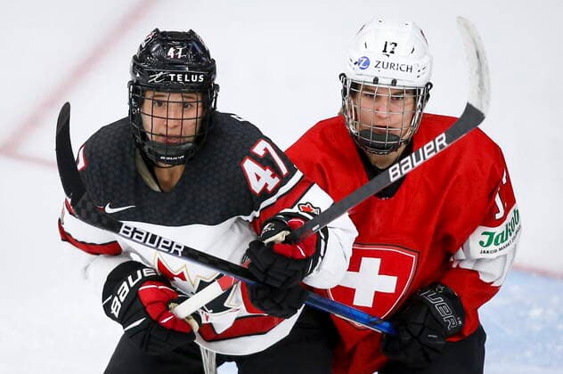 August 24, 2021, Calgary, ab, Canada: Switzerland s Lara Christen, right, and Canada s Jamie Rattray struggle for position during third period IIHF Women s World Championship, WM, Weltmeisterschaft hockey action in Calgary, Tuesday, Aug. 24, 2021. Jamie Rattray, Lara Christen - ZUMAc35_ 20210824_zaf_c35_095 Copyright: xJeffxMcintoshx