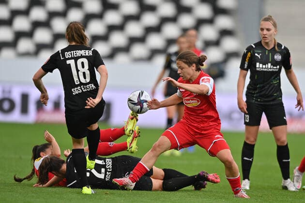 Gewusel im Mittelfeld. Katharina Piljic (SGS, 27) Manjou Wilde (1.FC Koeln, 7) Alicia Gudorf (1.FC Koeln, 12) Selina Ostermeier (SGS, 2), 8 28 2021, Essen (Deutschland), Fussball, Flyeralarm Frauen-Bundesliga, SGS Essen - 1.FC Koeln, DFB DFL REGULATIONS PROHIBIT ANY USE OF PHOTOGRAPHS AS IMAGE SEQUENCES AND OR QUASI-VIDEO.
